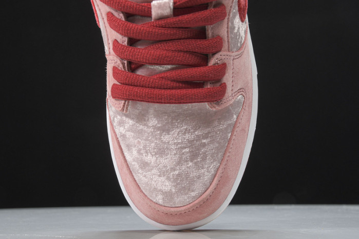 Nike SB Dunk Low StrangeLove Skateboards  CT2552-800