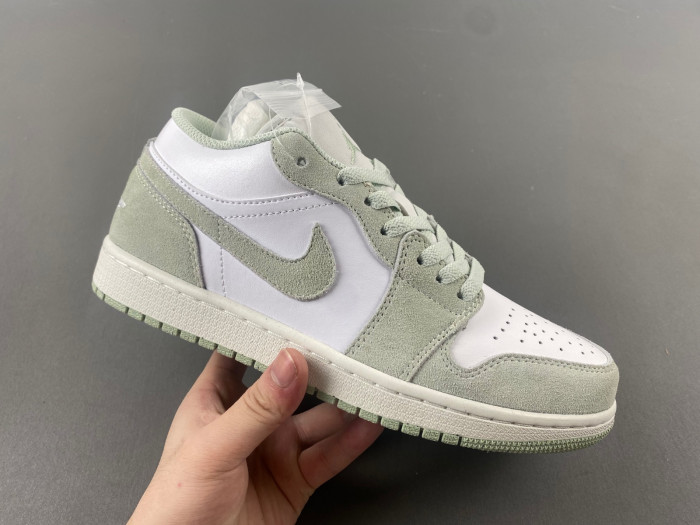 Air Jordan 1 Low “Light Green”  FN5214-131