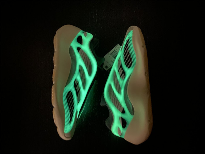 ADIDAS YEEZY 700 V3  Fade ID1674