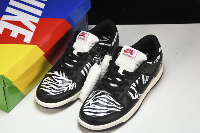 Quartersnacks x Nike SB Dunk 